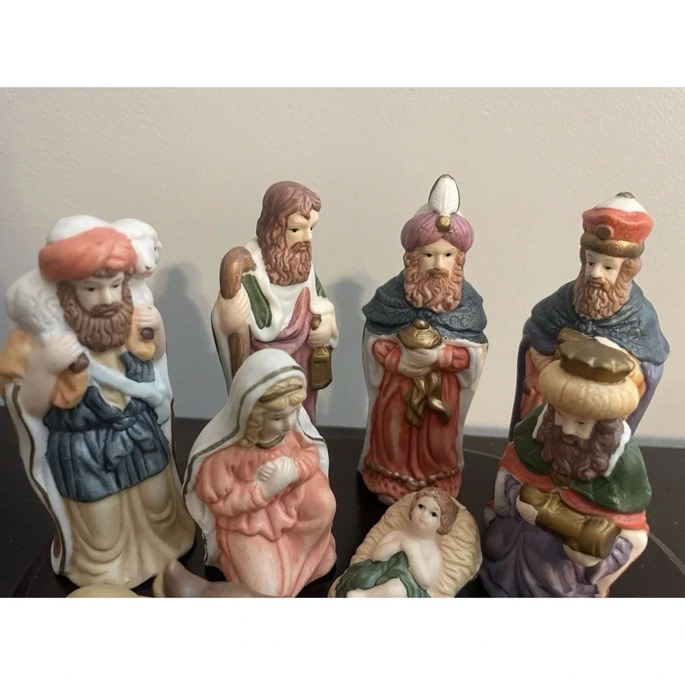 Vintage International Bazaar 10 Piece Porcelain Nativity Set Wooden Base